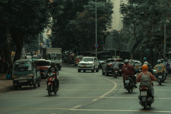 What are the best techniques for cornering on a motorcycle safely?